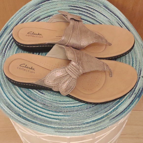 NWOT Clark's SZ 10W Sandals Gold Sparkle w/ Blemish. - Picture 2 of 9